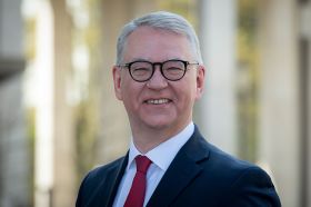 Sven Volkert, Bürgschaftsbank Hessen GmbH ist Laudator bei Hessischer Gründerpreis 2026